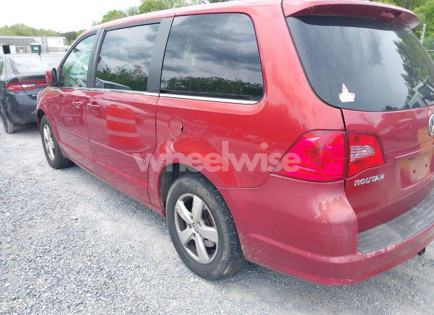 Photo 3 of 2010 Volkswagen Routan SE (VIN 2V4RW3D14AR186648)