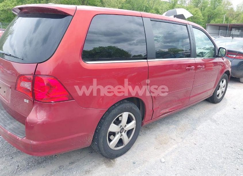 Photo 4 of 2010 Volkswagen Routan SE (VIN 2V4RW3D14AR186648)