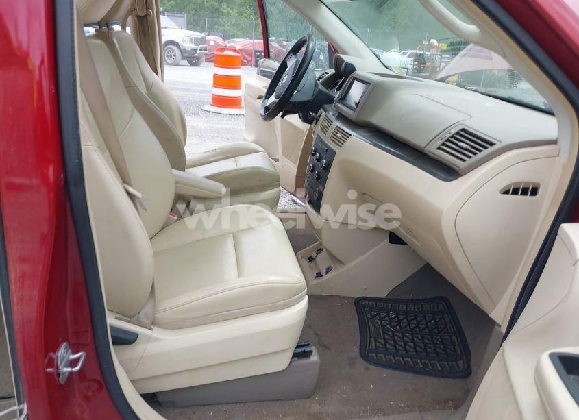 Photo 5 of 2010 Volkswagen Routan SE (VIN 2V4RW3D14AR186648)