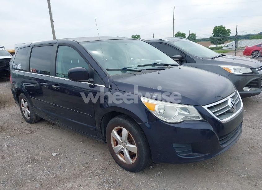 2010 Volkswagen Routan SE (VIN 2V4RW3D15AR272566) main photo