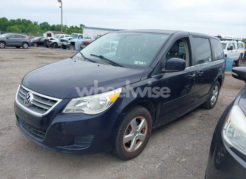 Photo 2 of 2010 Volkswagen Routan SE (VIN 2V4RW3D15AR272566)