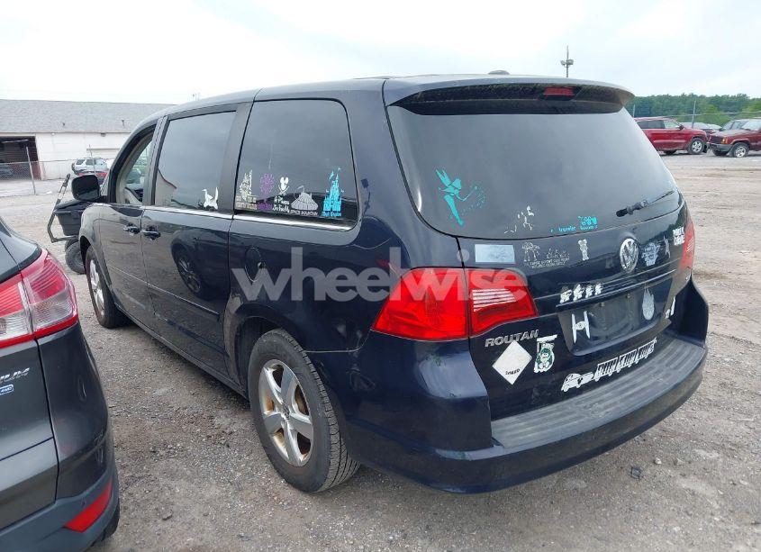 Photo 3 of 2010 Volkswagen Routan SE (VIN 2V4RW3D15AR272566)