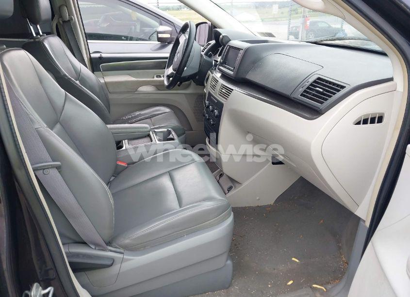 Photo 5 of 2010 Volkswagen Routan SE (VIN 2V4RW3D15AR272566)