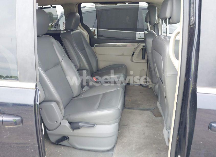 Photo 8 of 2010 Volkswagen Routan SE (VIN 2V4RW3D15AR272566)