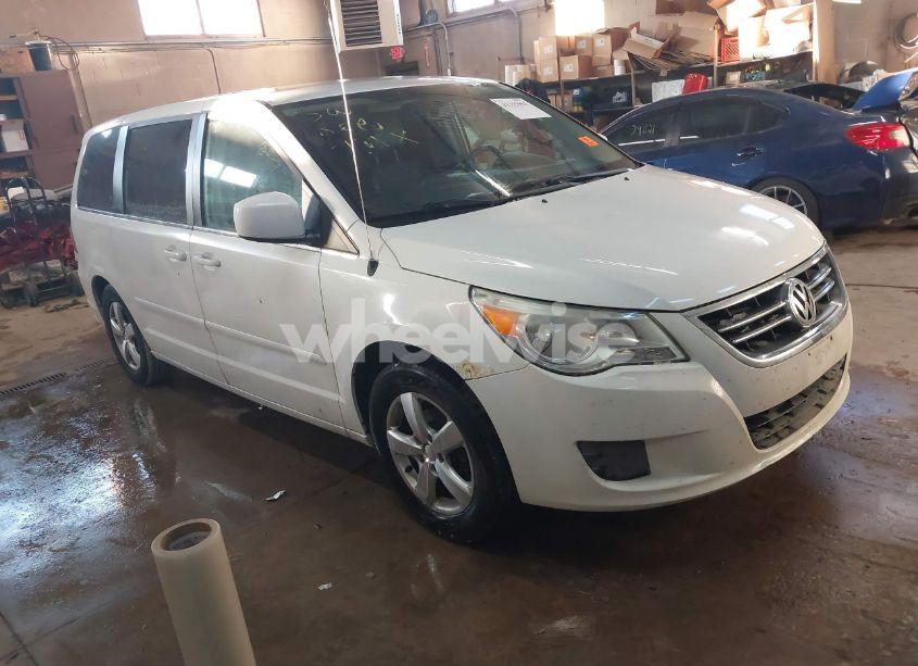 2010 Volkswagen Routan SE (VIN 2V4RW3D15AR359948) main photo