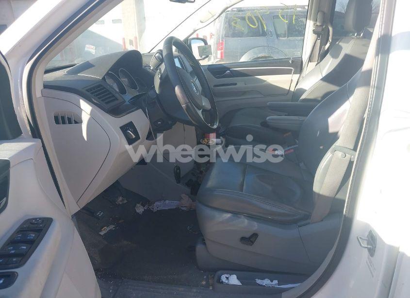 Photo 5 of 2010 Volkswagen Routan SE (VIN 2V4RW3D15AR359948)