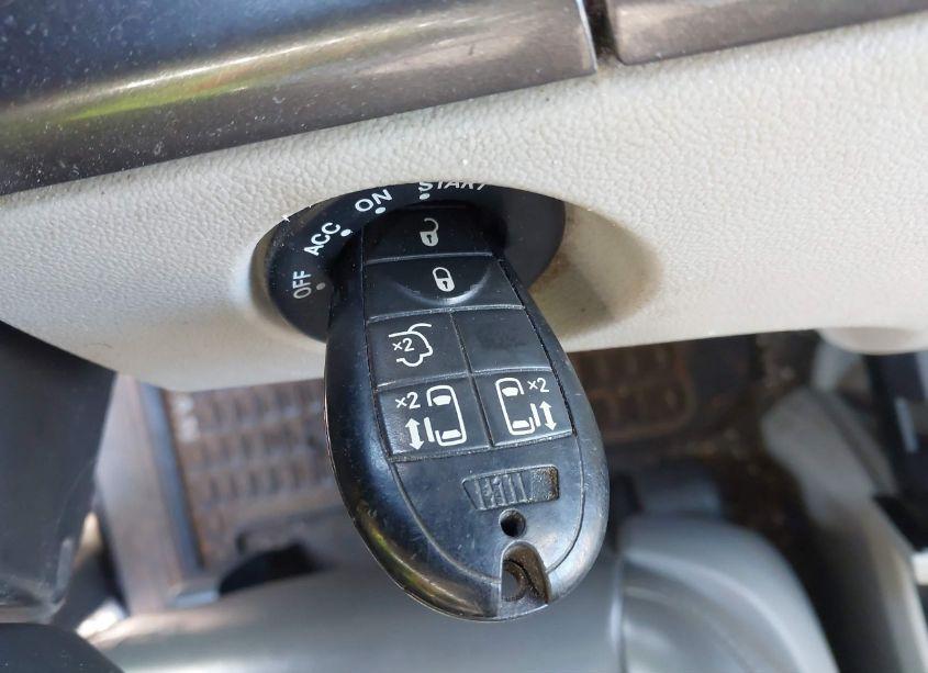 Photo 11 of 2010 Volkswagen Routan SE (VIN 2V4RW3D16AR242234)