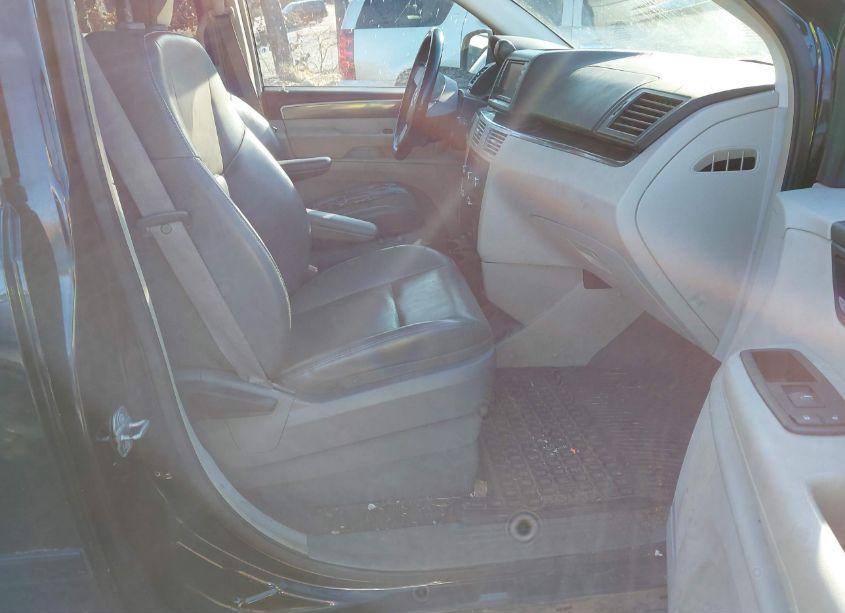 Photo 5 of 2010 Volkswagen Routan SE (VIN 2V4RW3D16AR242234)