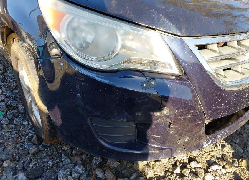 Photo 6 of 2010 Volkswagen Routan SE (VIN 2V4RW3D16AR242234)