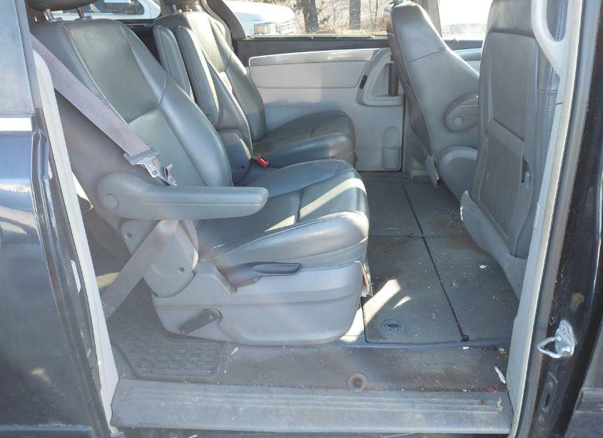 Photo 8 of 2010 Volkswagen Routan SE (VIN 2V4RW3D16AR242234)