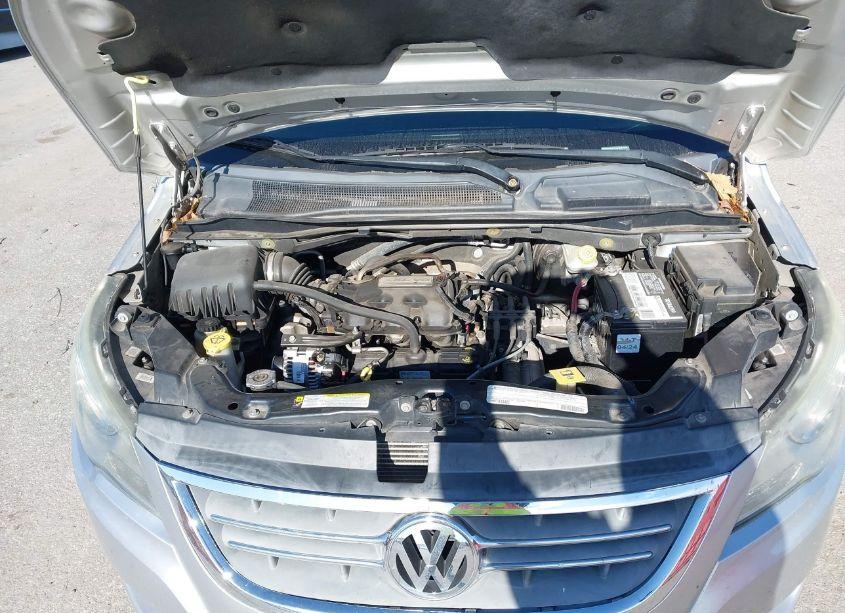 Photo 10 of 2010 Volkswagen Routan SE (VIN 2V4RW3D16AR424113)