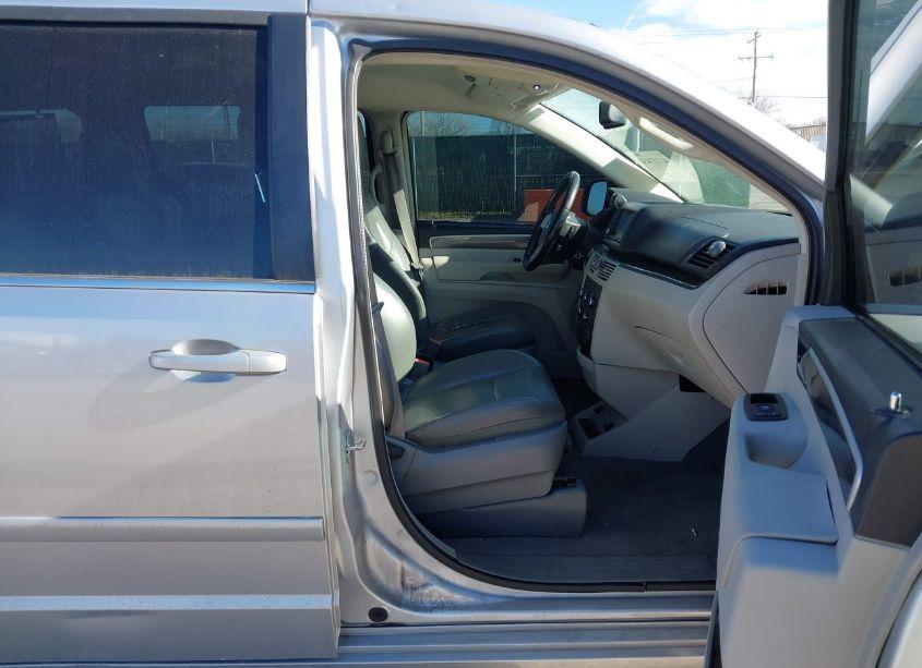 Photo 5 of 2010 Volkswagen Routan SE (VIN 2V4RW3D16AR424113)