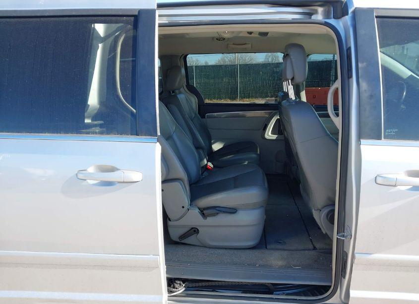 Photo 8 of 2010 Volkswagen Routan SE (VIN 2V4RW3D16AR424113)