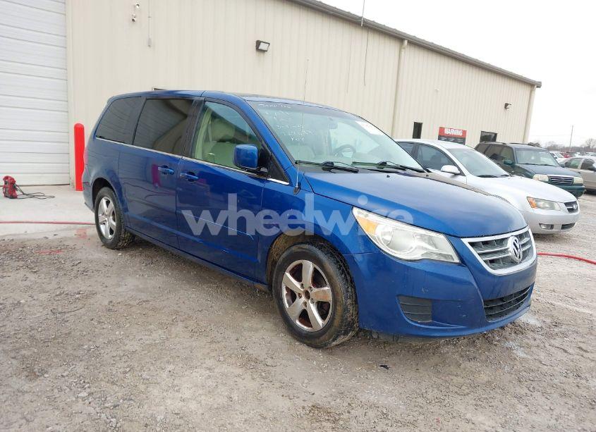 2010 Volkswagen Routan SE (VIN 2V4RW3D17AR262699) main photo
