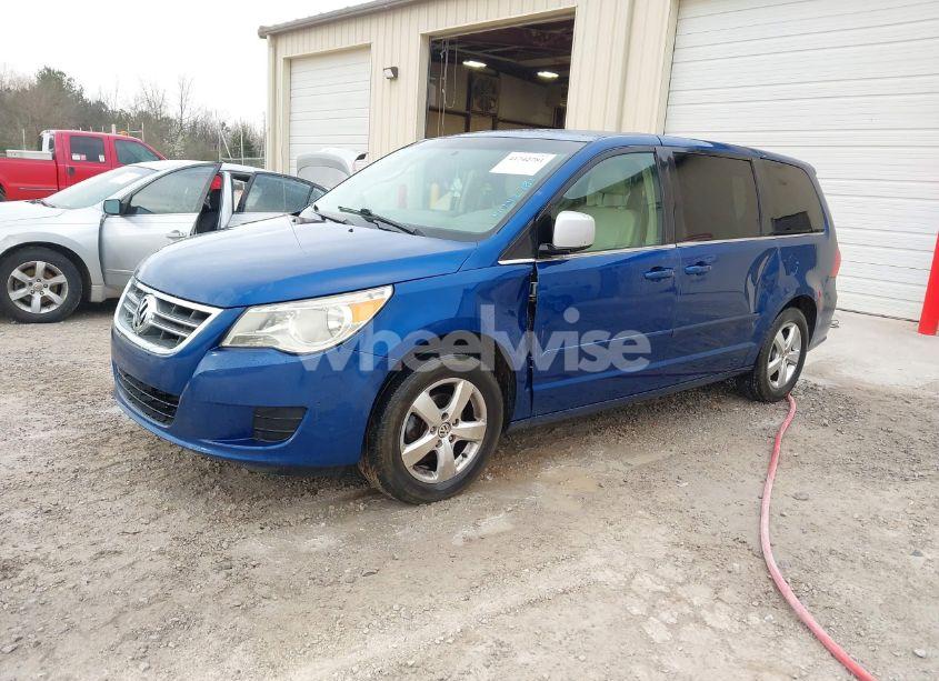 Photo 2 of 2010 Volkswagen Routan SE (VIN 2V4RW3D17AR262699)