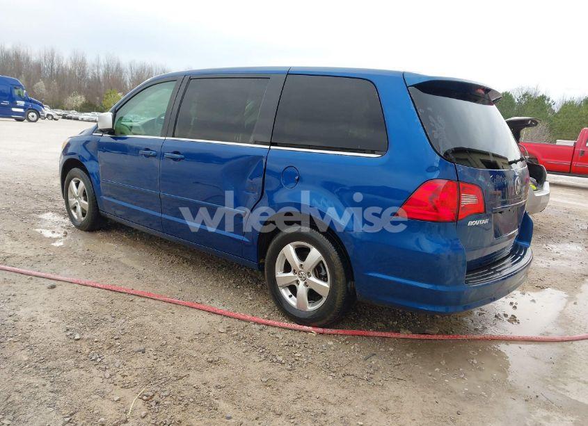 Photo 3 of 2010 Volkswagen Routan SE (VIN 2V4RW3D17AR262699)