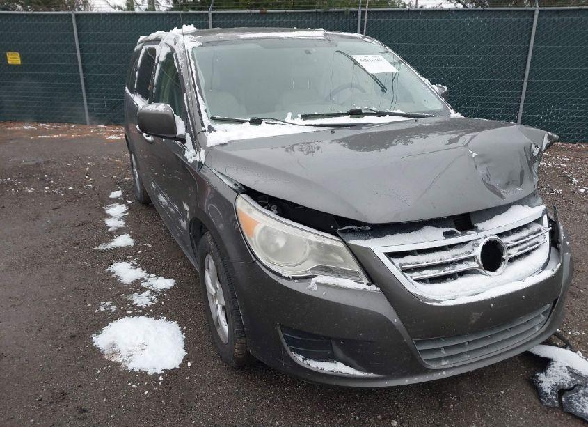 2010 Volkswagen Routan SE (VIN 2V4RW3D18AR295436) main photo