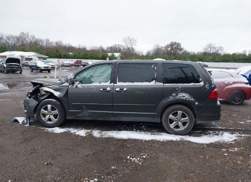 Photo 13 of 2010 Volkswagen Routan SE (VIN 2V4RW3D18AR295436)