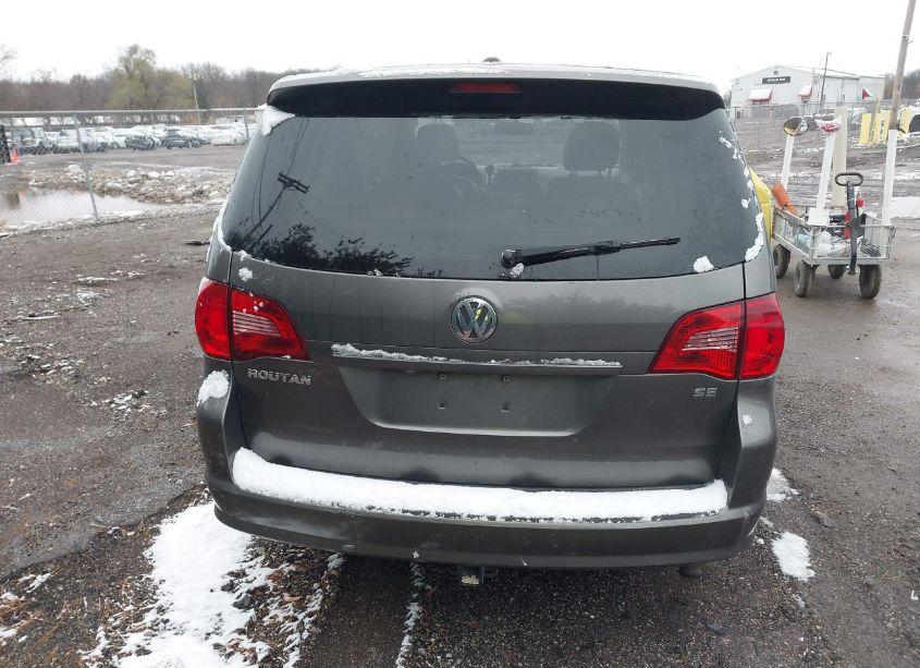 Photo 15 of 2010 Volkswagen Routan SE (VIN 2V4RW3D18AR295436)