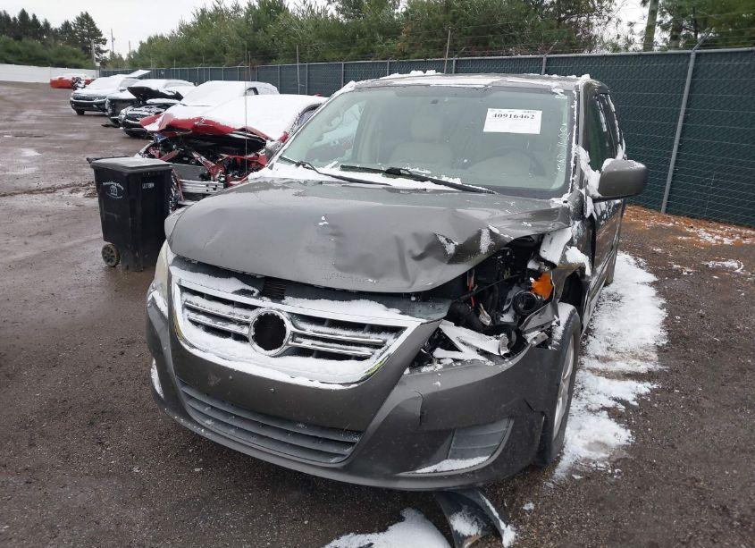 Photo 2 of 2010 Volkswagen Routan SE (VIN 2V4RW3D18AR295436)