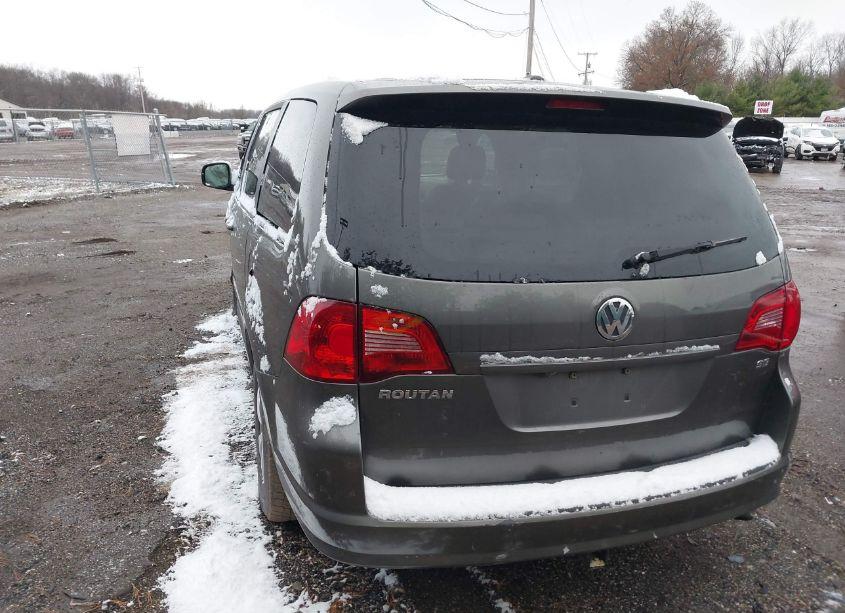 Photo 3 of 2010 Volkswagen Routan SE (VIN 2V4RW3D18AR295436)