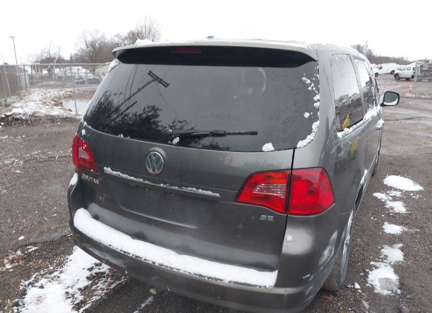 Photo 4 of 2010 Volkswagen Routan SE (VIN 2V4RW3D18AR295436)