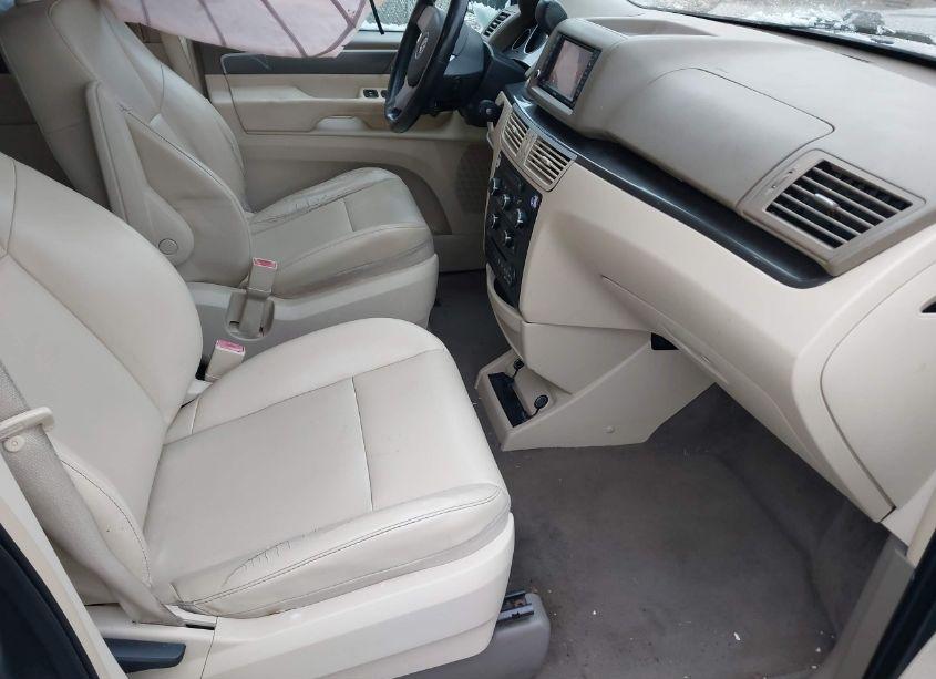 Photo 5 of 2010 Volkswagen Routan SE (VIN 2V4RW3D18AR295436)