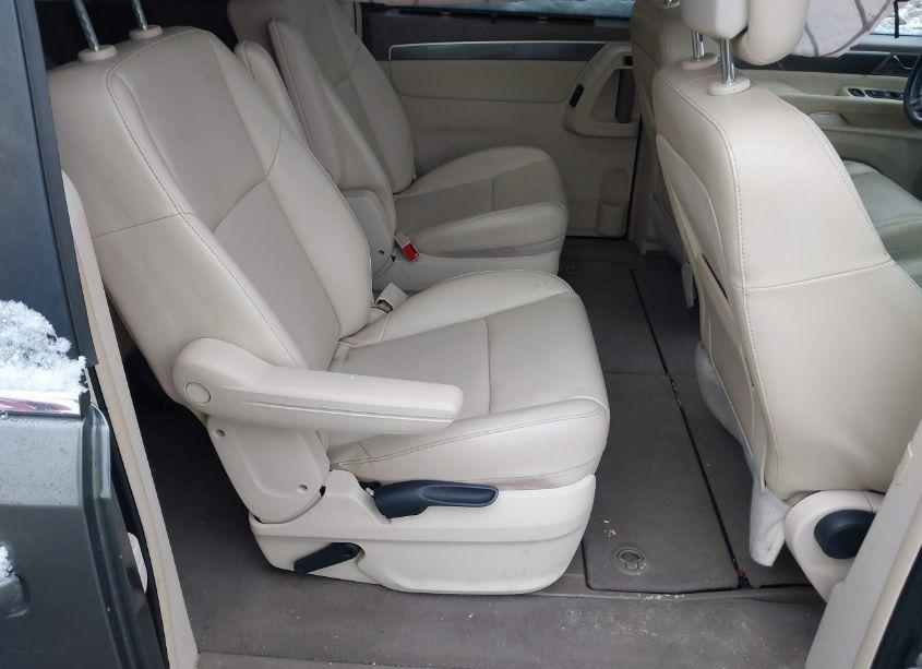 Photo 8 of 2010 Volkswagen Routan SE (VIN 2V4RW3D18AR295436)