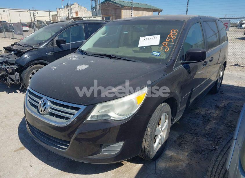 Photo 2 of 2010 Volkswagen Routan SE (VIN 2V4RW3D19AR295803)