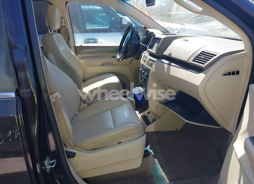 Photo 5 of 2010 Volkswagen Routan SE (VIN 2V4RW3D19AR295803)