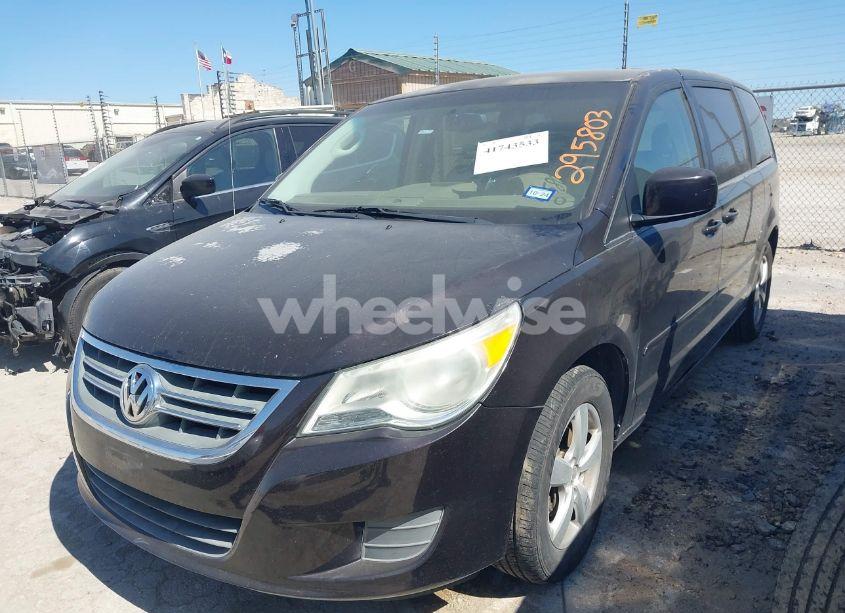 Photo 6 of 2010 Volkswagen Routan SE (VIN 2V4RW3D19AR295803)