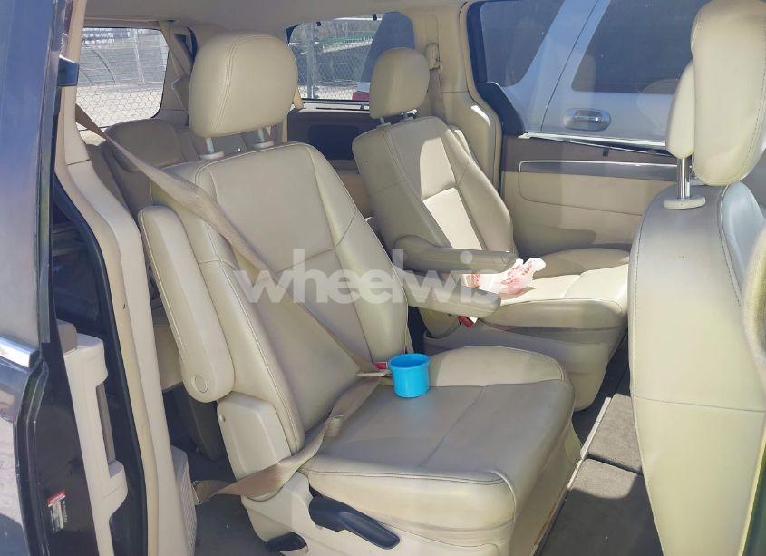 Photo 8 of 2010 Volkswagen Routan SE (VIN 2V4RW3D19AR295803)