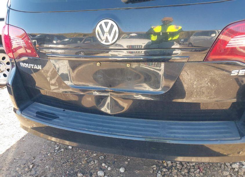 Photo 11 of 2010 Volkswagen Routan SE (VIN 2V4RW3D19AR407841)