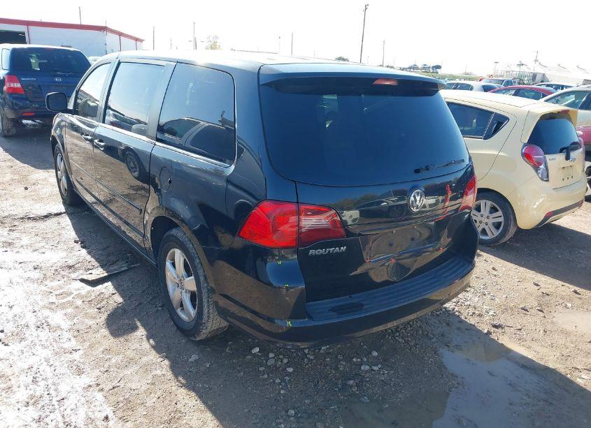 Photo 3 of 2010 Volkswagen Routan SE (VIN 2V4RW3D19AR407841)