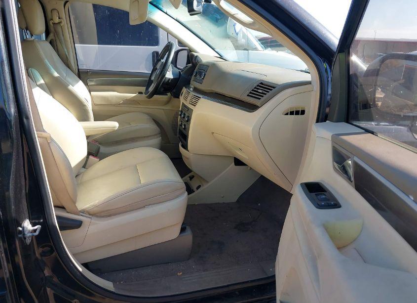 Photo 5 of 2010 Volkswagen Routan SE (VIN 2V4RW3D19AR407841)