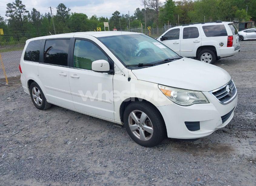 2010 Volkswagen Routan SE (VIN 2V4RW3D1XAR202514) main photo