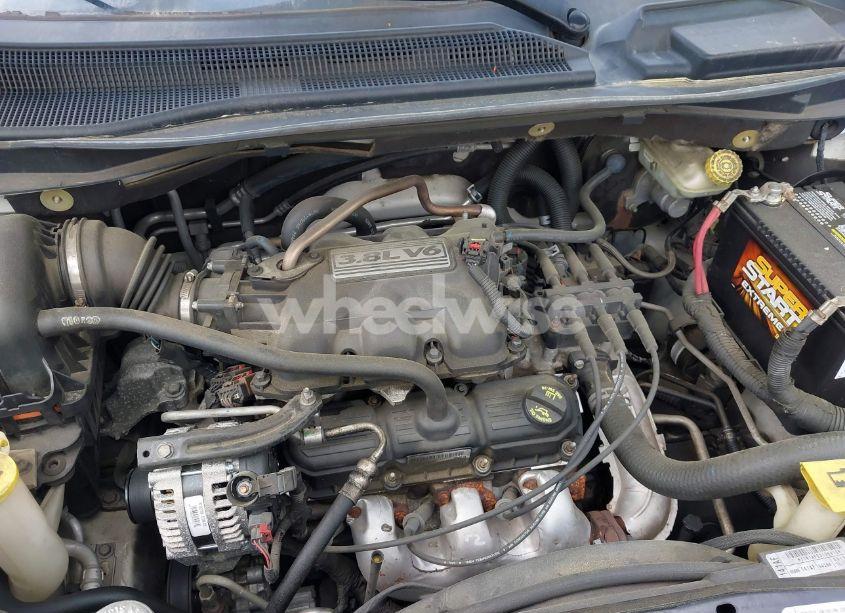 Photo 10 of 2010 Volkswagen Routan SE (VIN 2V4RW3D1XAR202514)