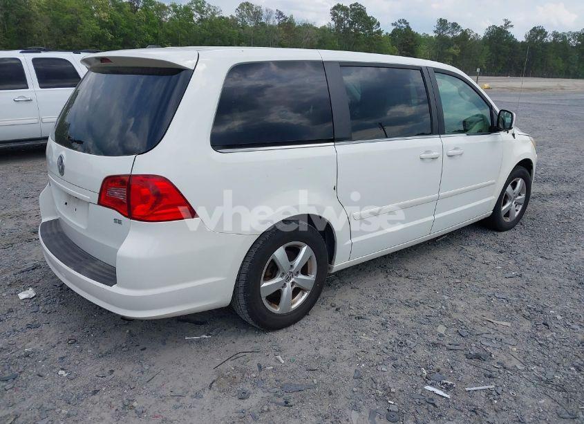 Photo 4 of 2010 Volkswagen Routan SE (VIN 2V4RW3D1XAR202514)