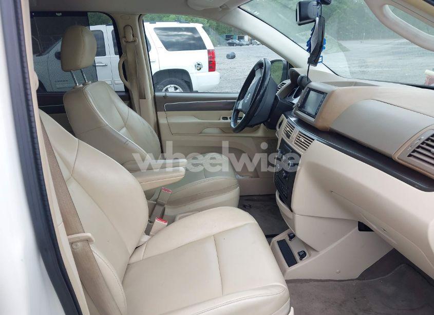 Photo 5 of 2010 Volkswagen Routan SE (VIN 2V4RW3D1XAR202514)