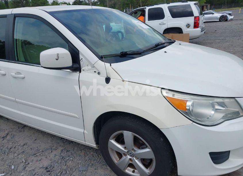 Photo 6 of 2010 Volkswagen Routan SE (VIN 2V4RW3D1XAR202514)