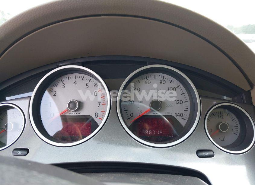 Photo 7 of 2010 Volkswagen Routan SE (VIN 2V4RW3D1XAR202514)