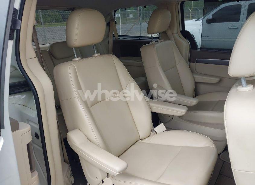 Photo 8 of 2010 Volkswagen Routan SE (VIN 2V4RW3D1XAR202514)