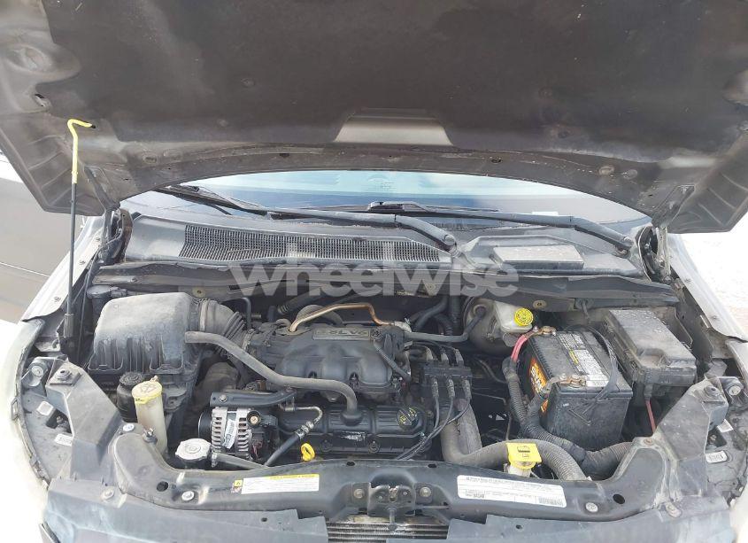 Photo 10 of 2010 Volkswagen Routan SE (VIN 2V4RW3D1XAR407847)