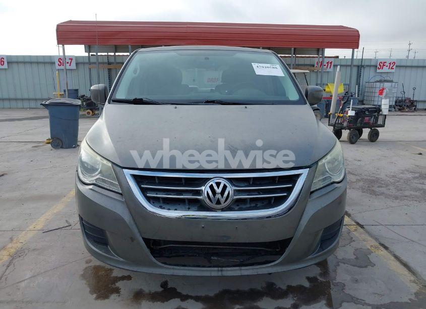 Photo 12 of 2010 Volkswagen Routan SE (VIN 2V4RW3D1XAR407847)