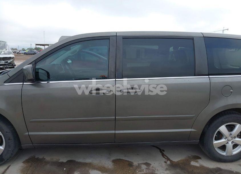 Photo 14 of 2010 Volkswagen Routan SE (VIN 2V4RW3D1XAR407847)