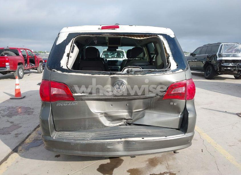 Photo 16 of 2010 Volkswagen Routan SE (VIN 2V4RW3D1XAR407847)