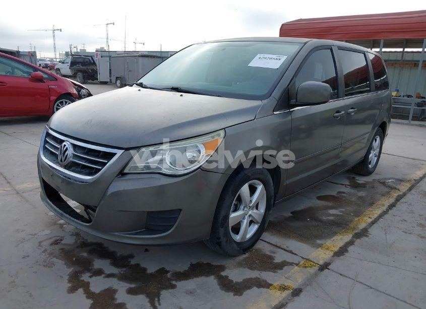 Photo 2 of 2010 Volkswagen Routan SE (VIN 2V4RW3D1XAR407847)