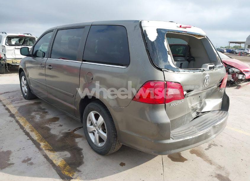 Photo 3 of 2010 Volkswagen Routan SE (VIN 2V4RW3D1XAR407847)