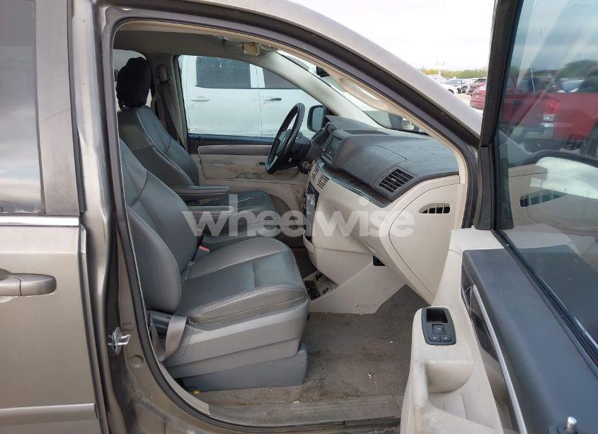 Photo 5 of 2010 Volkswagen Routan SE (VIN 2V4RW3D1XAR407847)