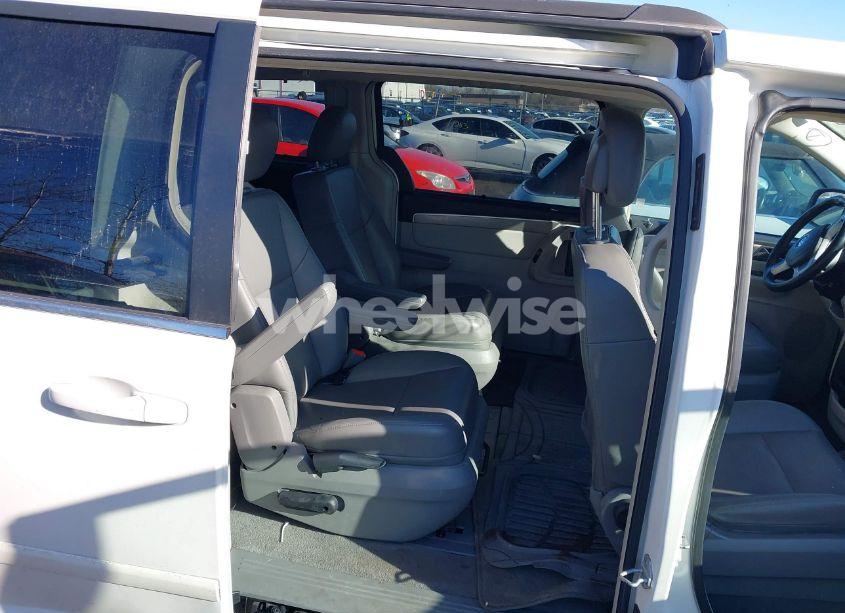 Photo 8 of 2011 Volkswagen Routan SE (VIN 2V4RW3DG0BR716944)